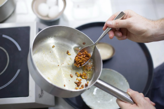 Kebiasaan Meletakkan Sendok di Panci Panas Bisa Menyebabkan Logam Larut